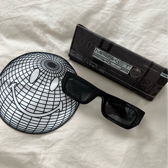 SMILEY® X MARKET SUNGLASSES - Picture 1 of 8